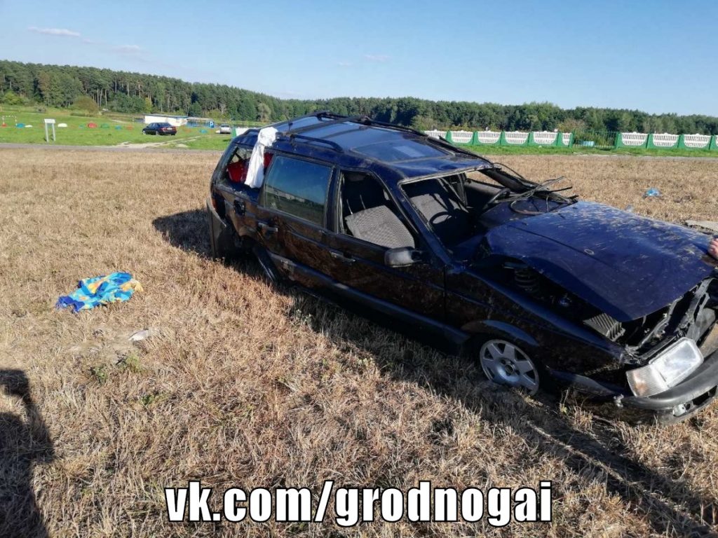 Под Волковыском машина вылетела в кювет и перевернулась, есть пострадавшие