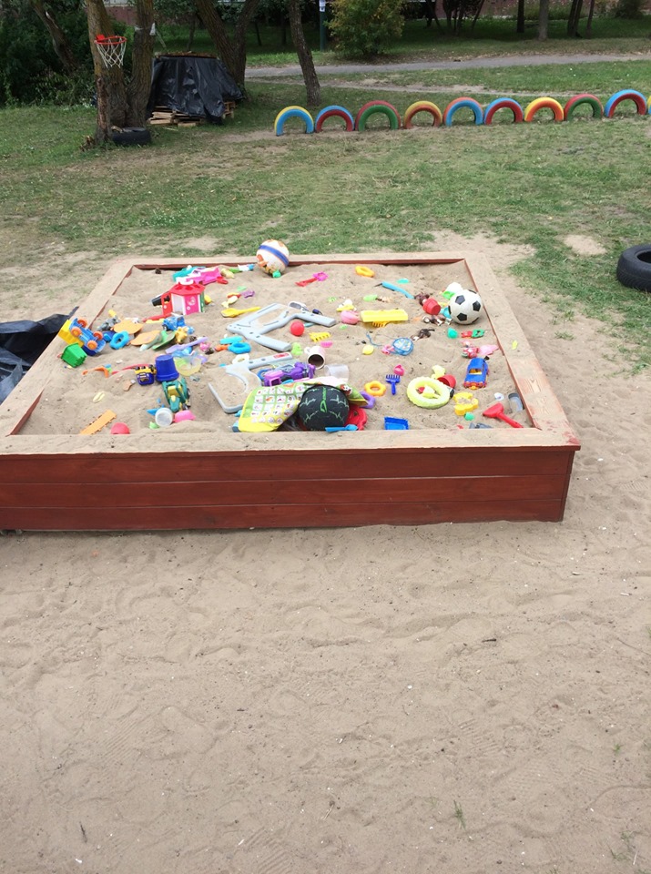 Фотафакт. Гродзенцы стаміліся чакаць і самі зрабілі дзіцячую пясочніцу