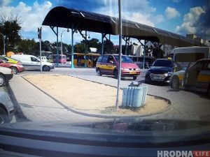 Вінаваты "Эпалет"? Турыстычны стэнд на Ажэшкі пашкодзілі і адразу адрамантавалі