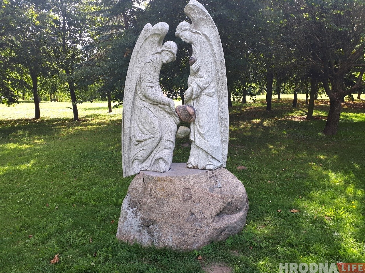 Вандалы повалили каменную скульптуру в Коложском парке