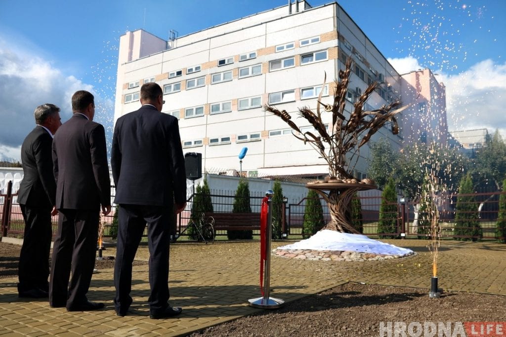 «Наш падарунак гораду». Каля хлебазавода адкрылі "Хлебнае дрэва"