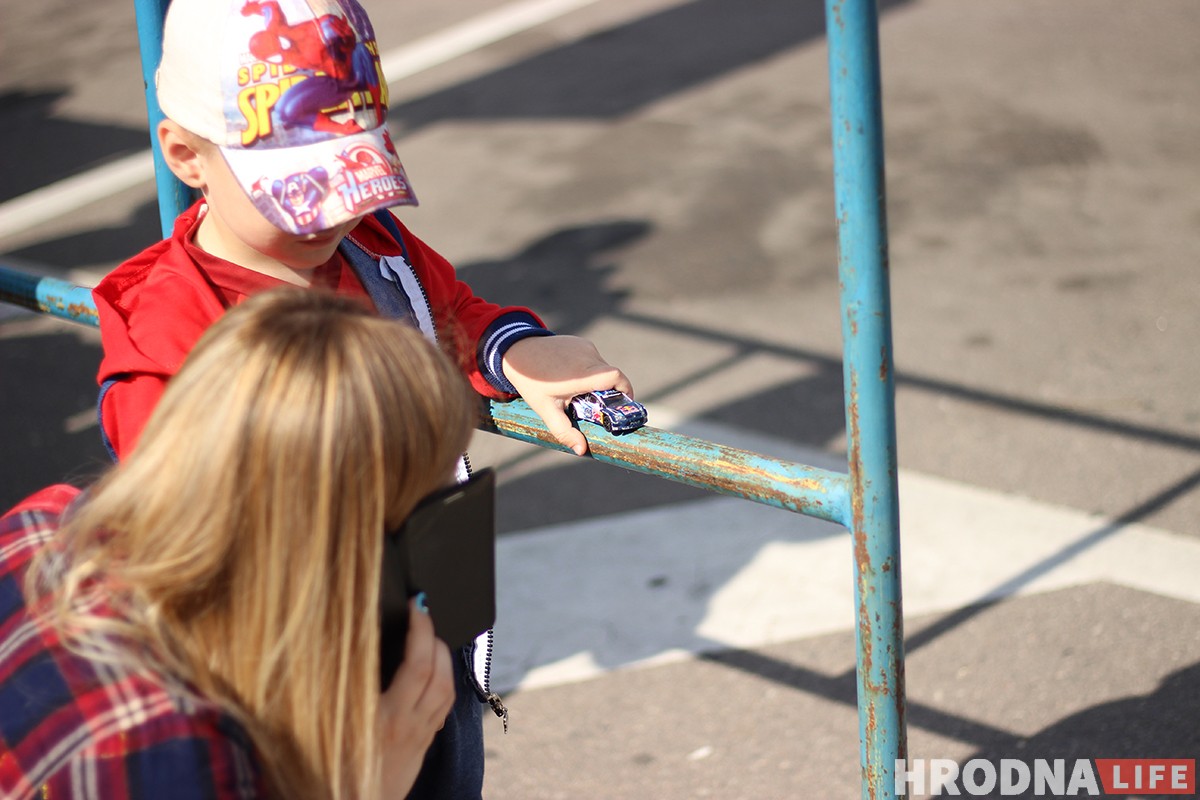 Колы над зямлёю, рык на ўсю паркоўку: у Гродне прайшоў чацвёрты этап аўтаджымханы