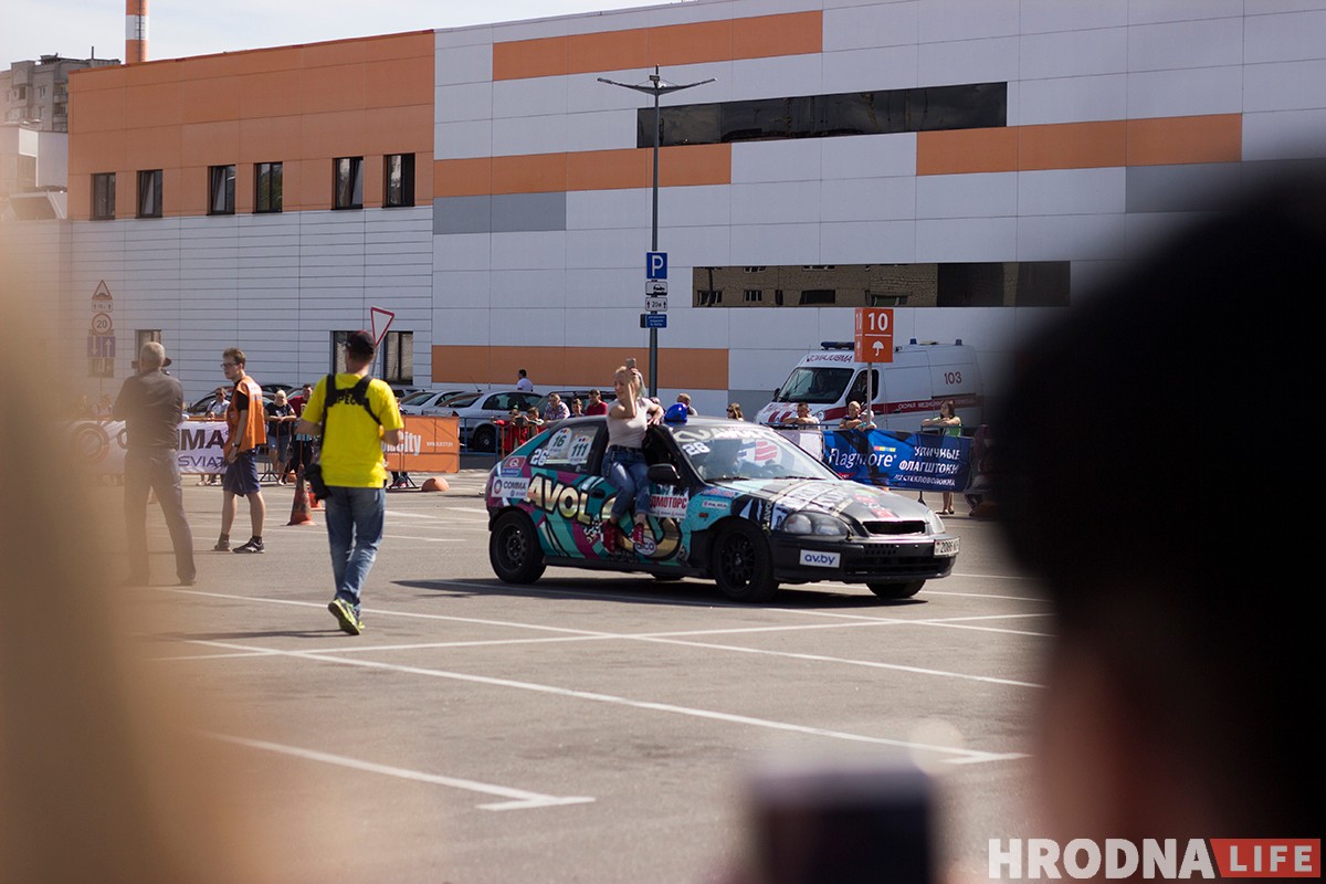 Колы над зямлёю, рык на ўсю паркоўку: у Гродне прайшоў чацвёрты этап аўтаджымханы Четвертый этап кубка ADTBY по джимхане в Гродно