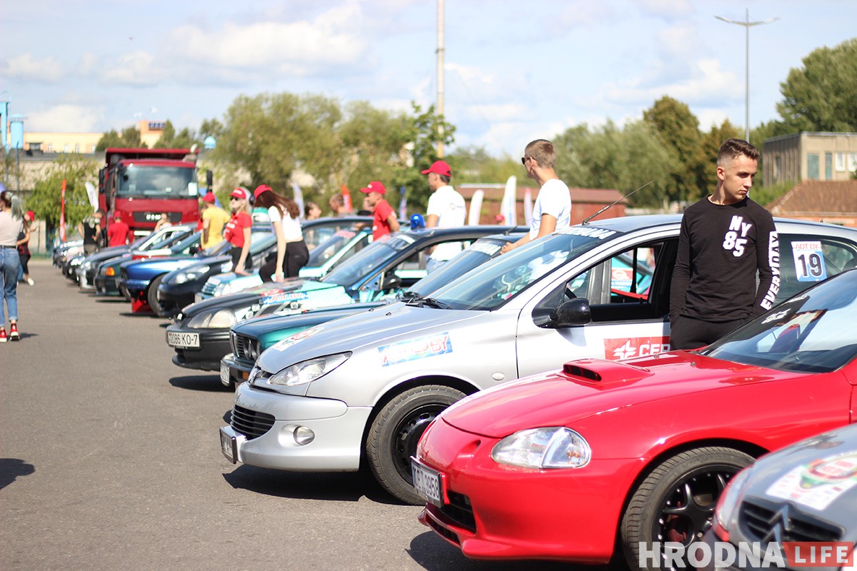 Колы над зямлёю, рык на ўсю паркоўку: у Гродне прайшоў чацвёрты этап аўтаджымханы Четвертый этап кубка ADTBY по джимхане в Гродно