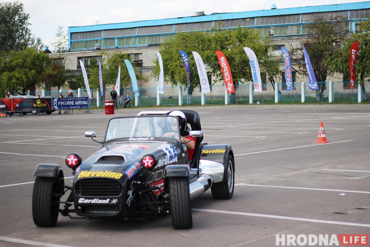 Колы над зямлёю, рык на ўсю паркоўку: у Гродне прайшоў чацвёрты этап аўтаджымханы Четвертый этап кубка ADTBY по джимхане в Гродно