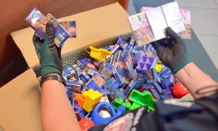 Амаль тысячу пачкаў беларускіх цыгарэт адправілі ў Вялікабрытанію поштай