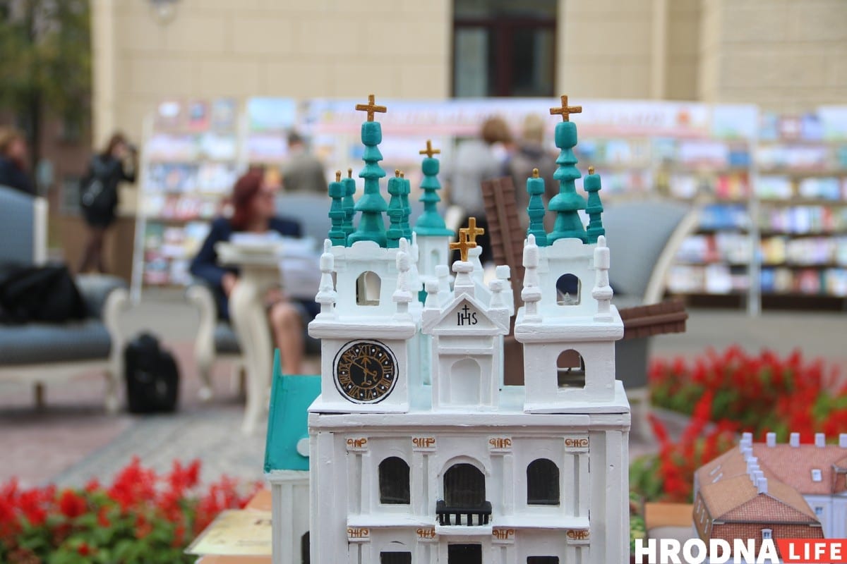 Тату на банане і свіння пад гарвыканкамам - чым здзіўляў Дзень горада ў Гродне. Фотарэпартаж