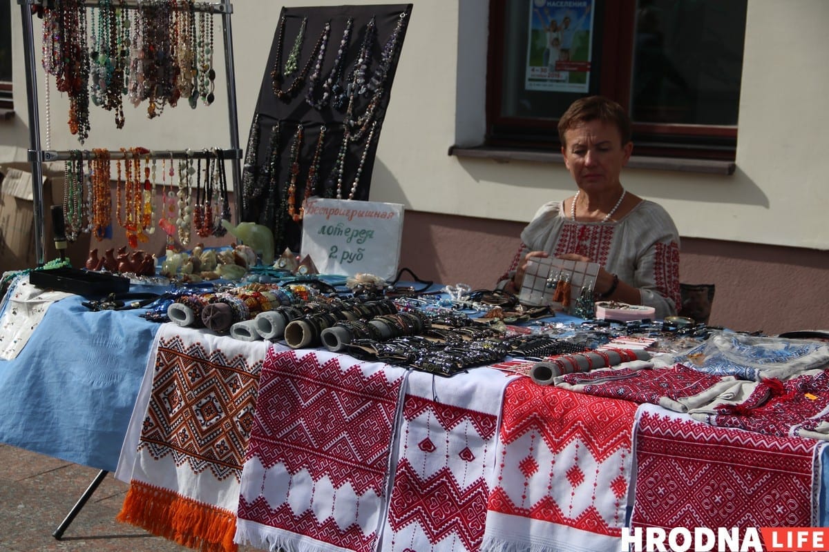 Тату на банане і свіння пад гарвыканкамам - чым здзіўляў Дзень горада ў Гродне. Фотарэпартаж
