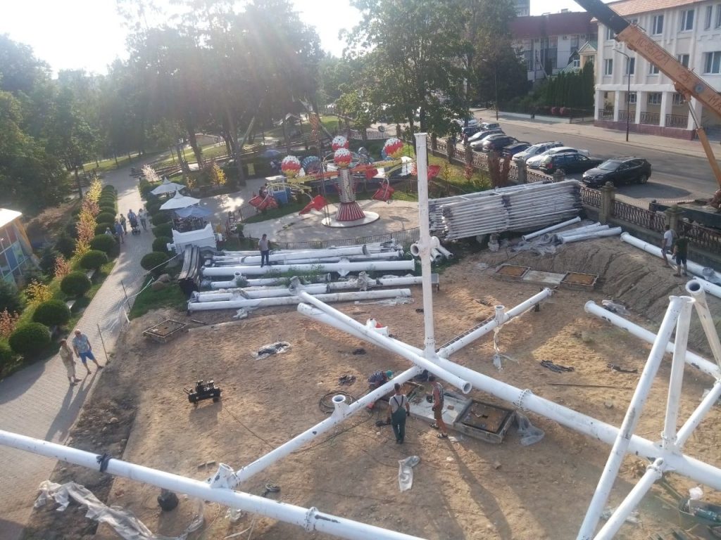 У Гродне пачалі ўсталёўваць кола агляду ў парку Жылібера
