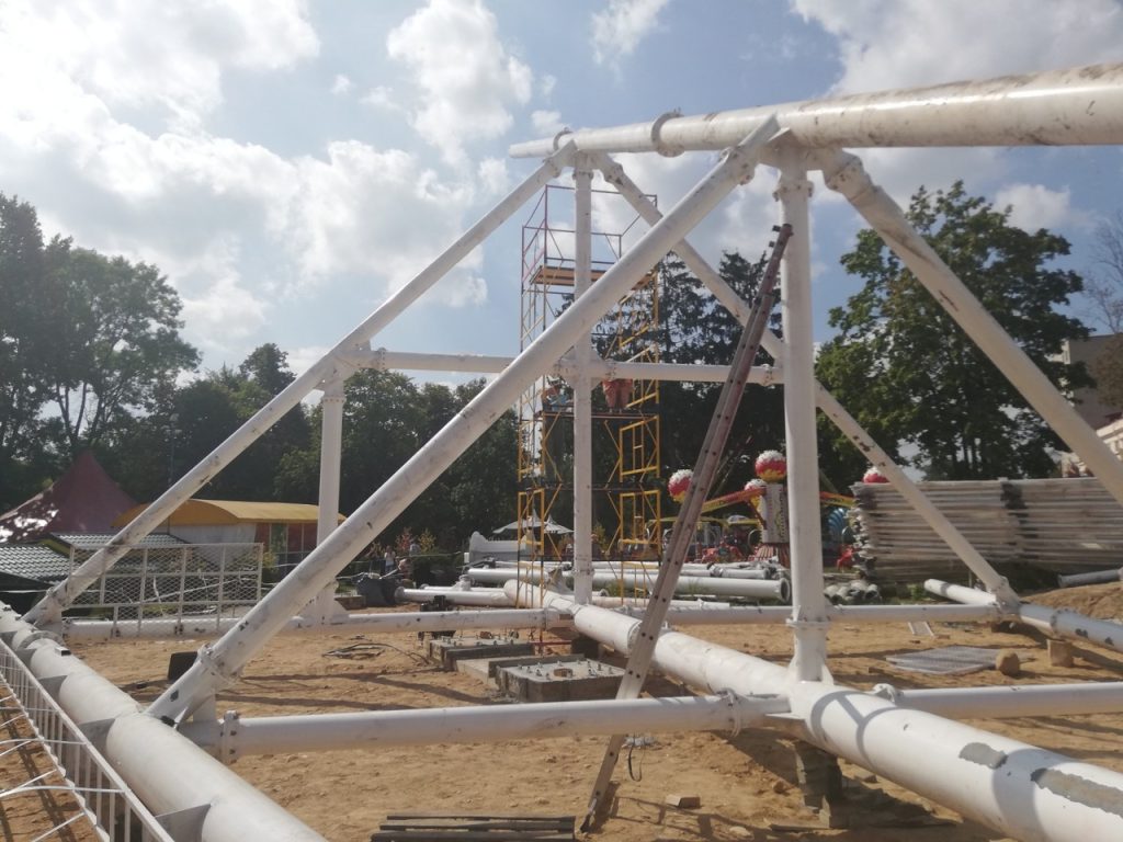 У Гродне пачалі ўсталёўваць кола агляду ў парку Жылібера