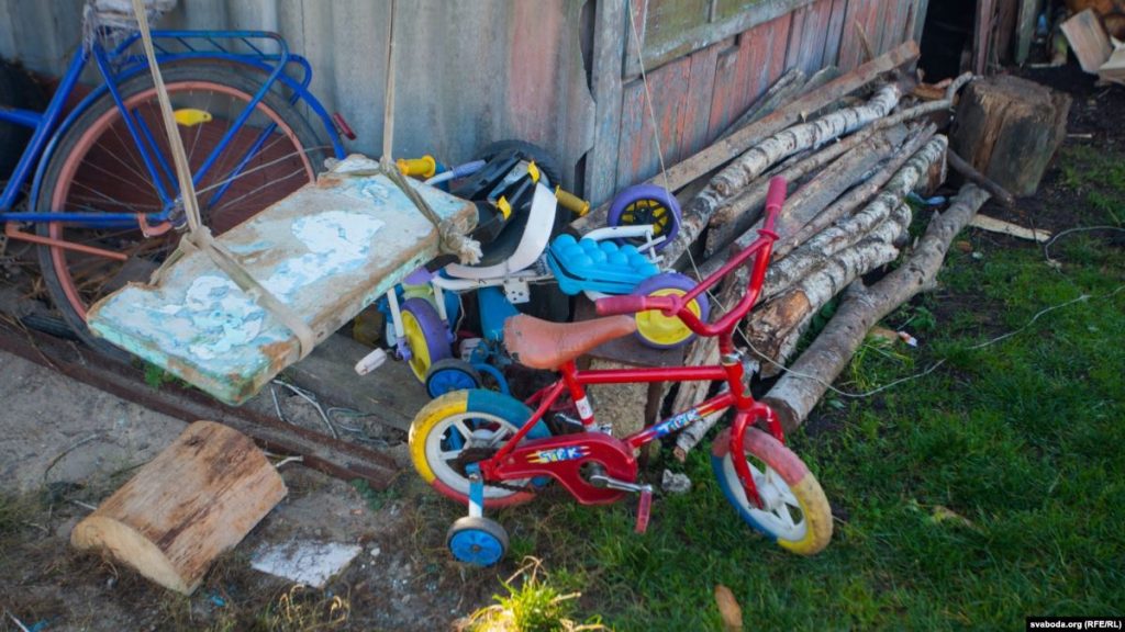 «Бывае, накрычыць або шлёпне». Што вядома пра бацьку, які да сьмерці зьбіў сваю малую дачку. ФОТА