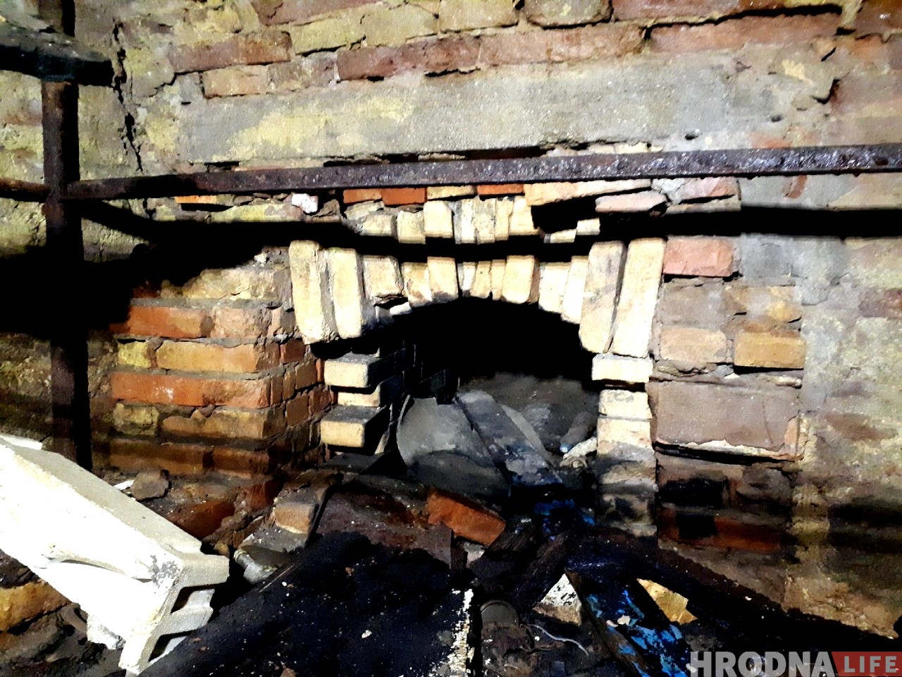 В Гродно обнаружили старый подвал возле здания 18 века. Его не было в проекте