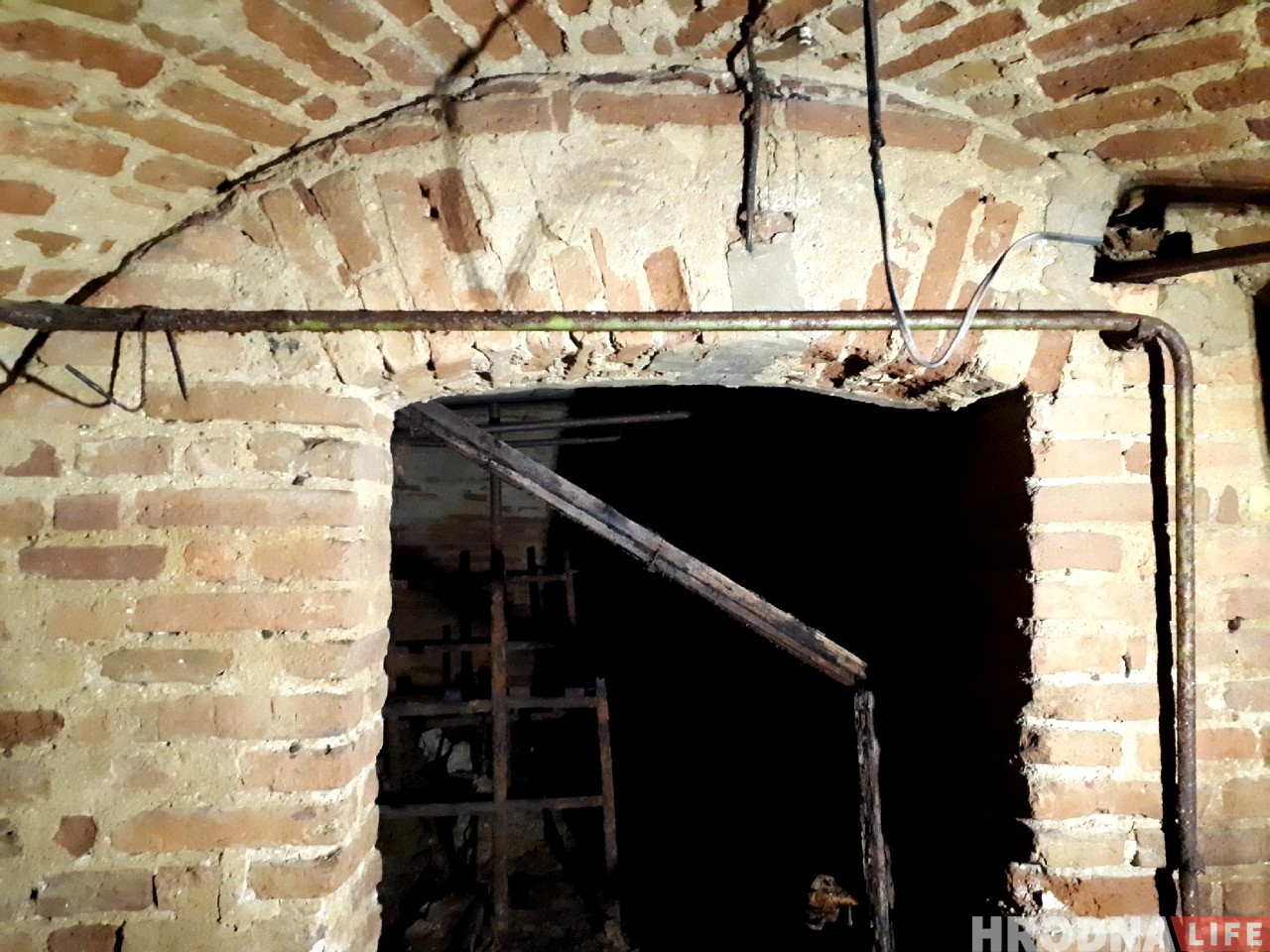 В Гродно обнаружили старый подвал возле здания 18 века. Его не было в проекте