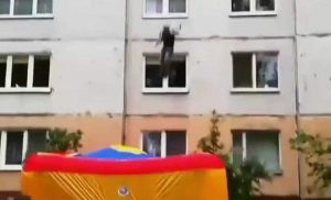 У Гродне дзяўчынка атрымала траўмы, катаючыся на цюбінгу - у дзіцяці множныя пераломы нагі гродненец спрыгнул с четвертого этажа