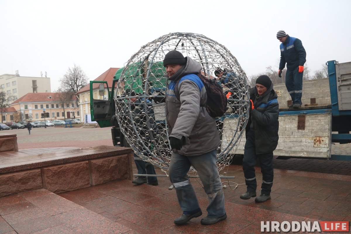 Праздник к нам приходит: на площади Ленина начали устанавливать главную елку города