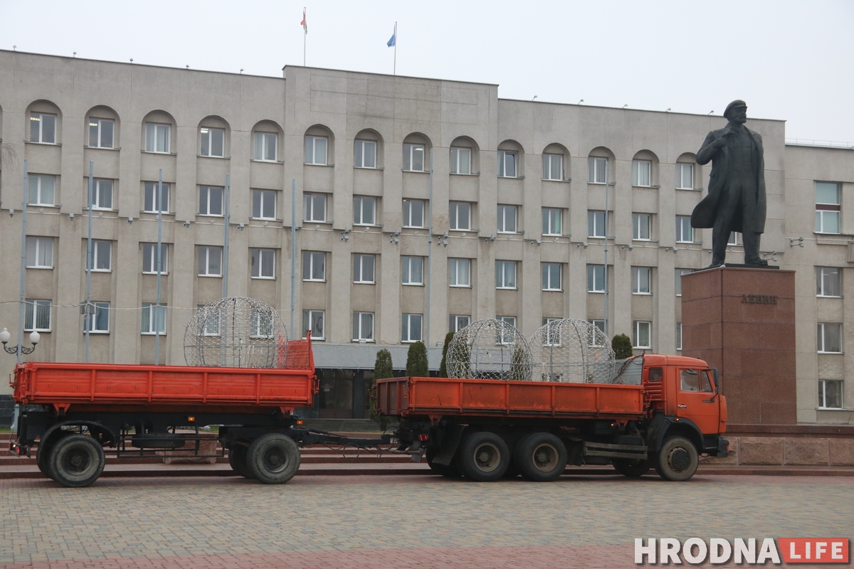 Праздник к нам приходит: на площади Ленина начали устанавливать главную елку города