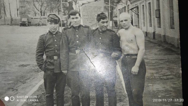 Чары Эшбоеў (злева) разам са сваімі вайсковымі сябрамі