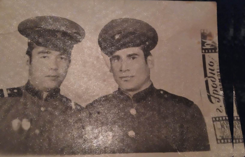Чори Эшбоев (слева) во время службы в Гродно