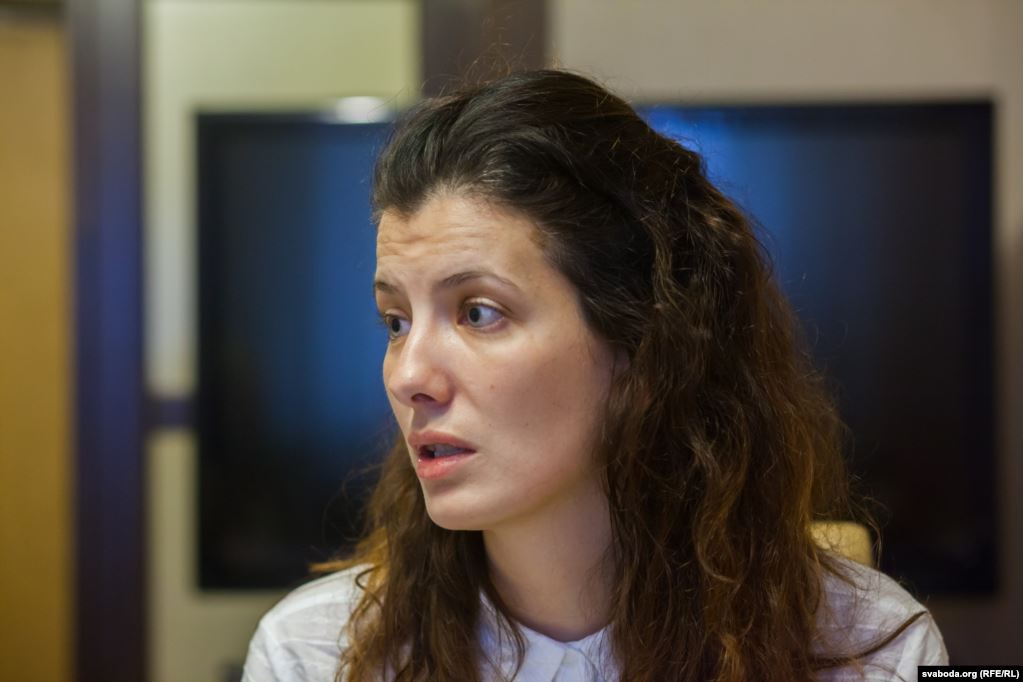 «Он меня бил головой о стену». Мужчина издевался над женой, а потом исчез с маленьким сыном