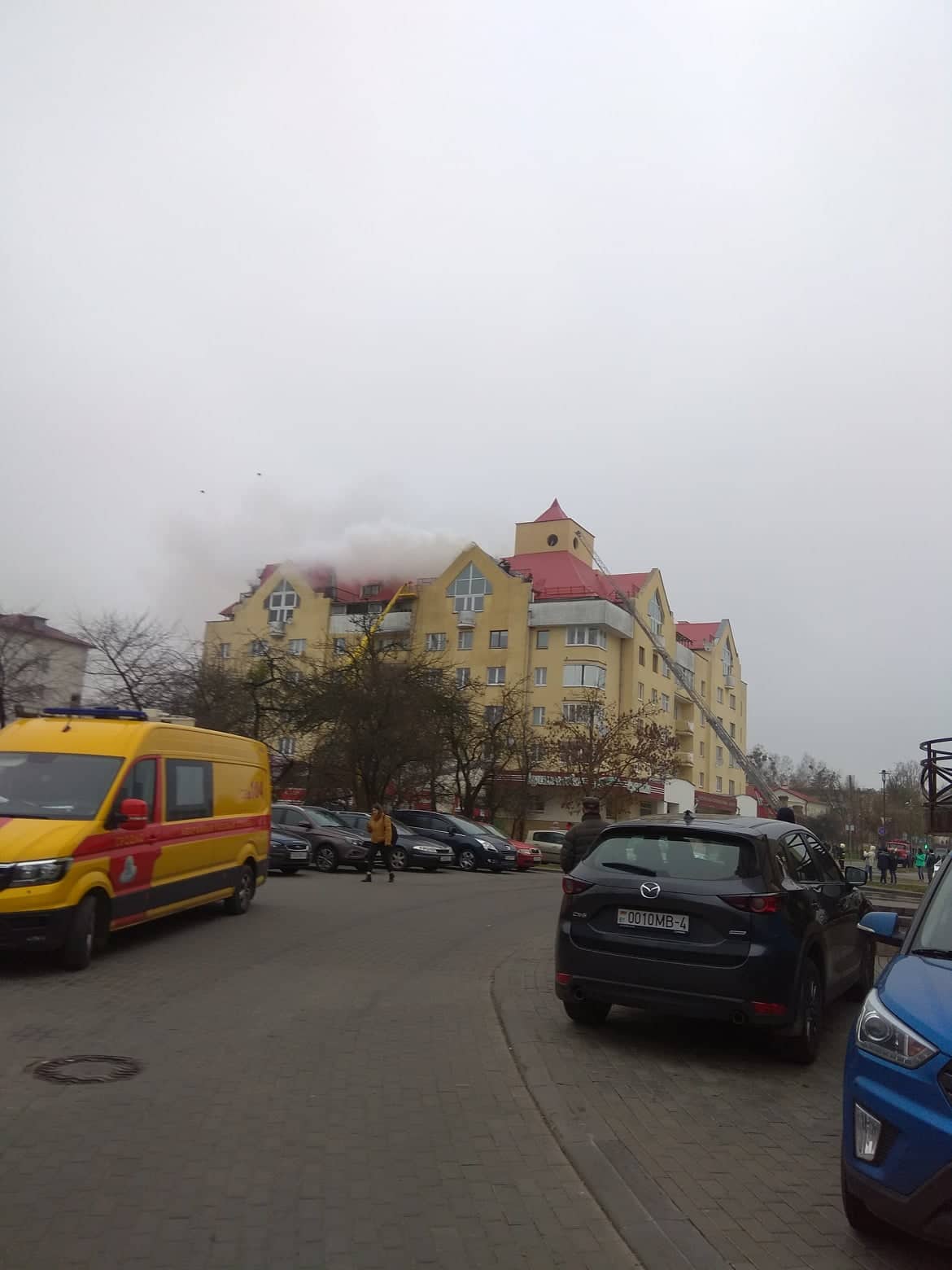 У цэнтры Гродна гарэў жылы будынак (абноўлена) У цэнтры Гродна гарэў жылы будынак (абноўлена)