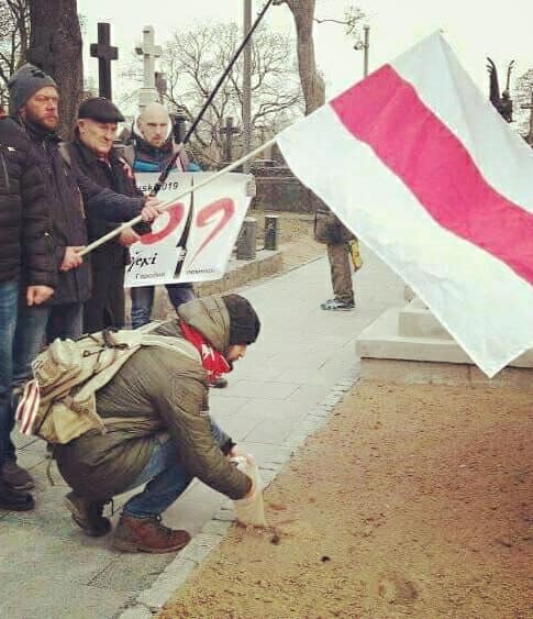 Зямлю з радзімы Каліноўскага пакінулі на магіле паўстанцаў у Вільні Зямлю з радзімы Каліноўскага пакінулі на магіле паўстанцаў у Вільні