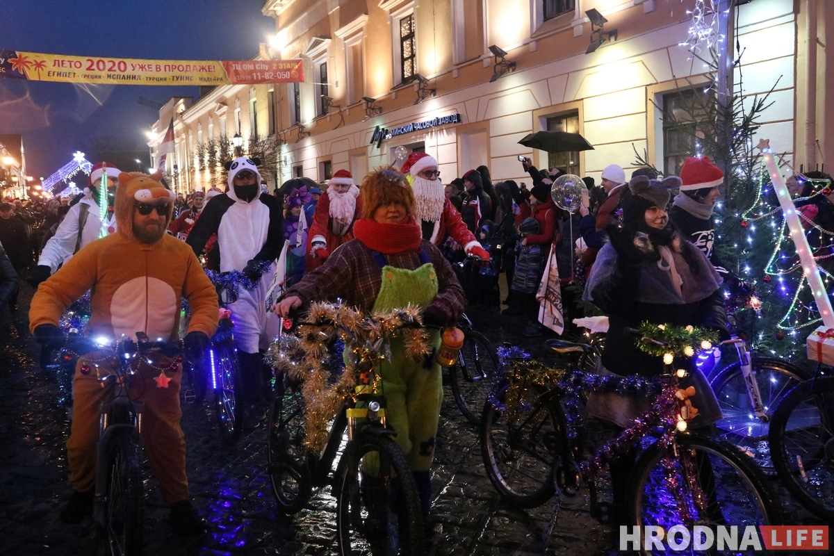 В Гродно прошел парад Дедов Морозов. Но Снегурочек оказалось больше