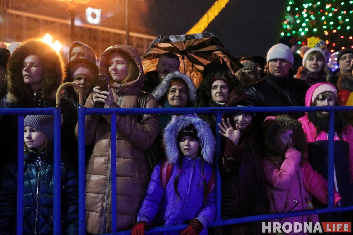 В Гродно прошел парад Дедов Морозов. Но Снегурочек оказалось больше