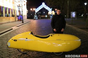 Яша Бойттлер путешественник на желтом веломобиле. Желтый веломобиль из Германии