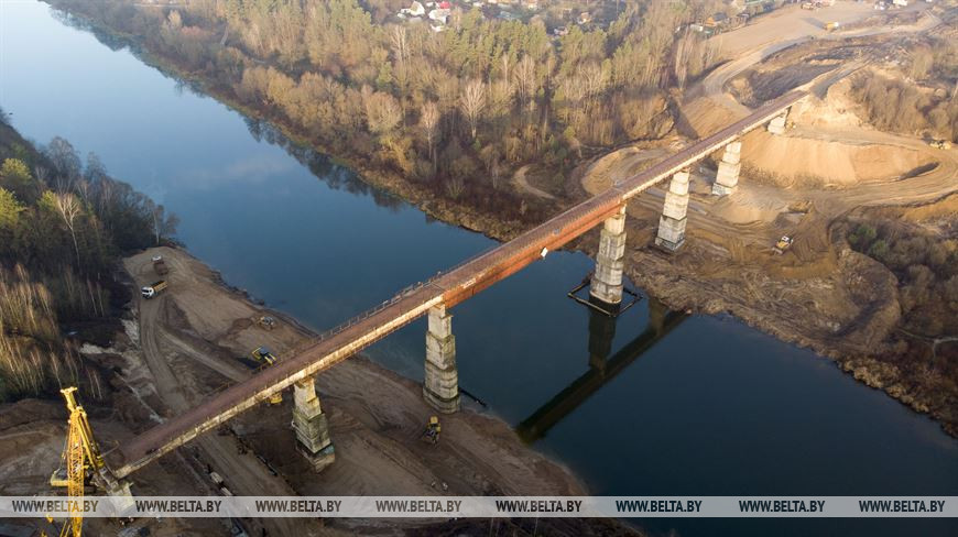 У Гродне пачалі дэмантаж палатна закінутага чыгуначнага моста на Вішняўцы. ФОТА