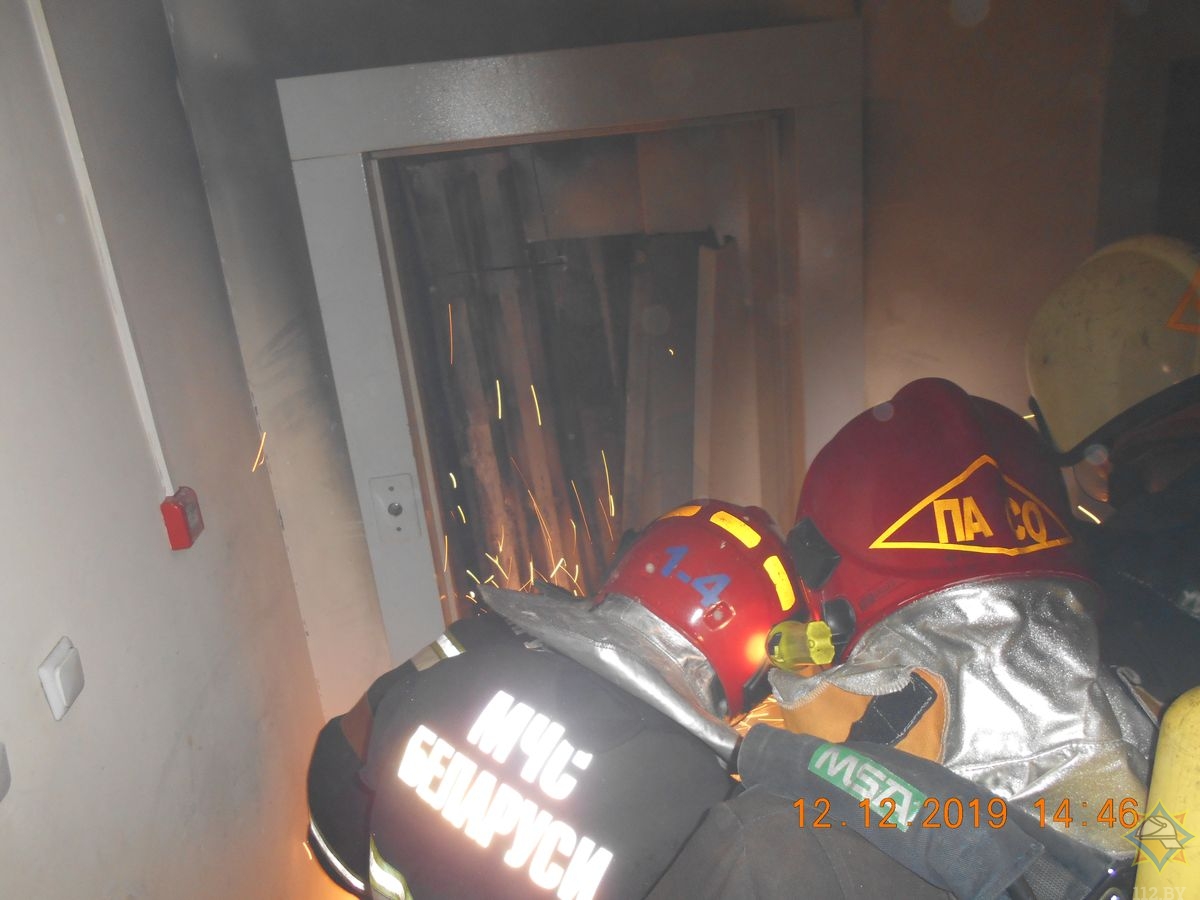 В Гродненской многоэтажке горел лифт. Эвакуировали 11 человек