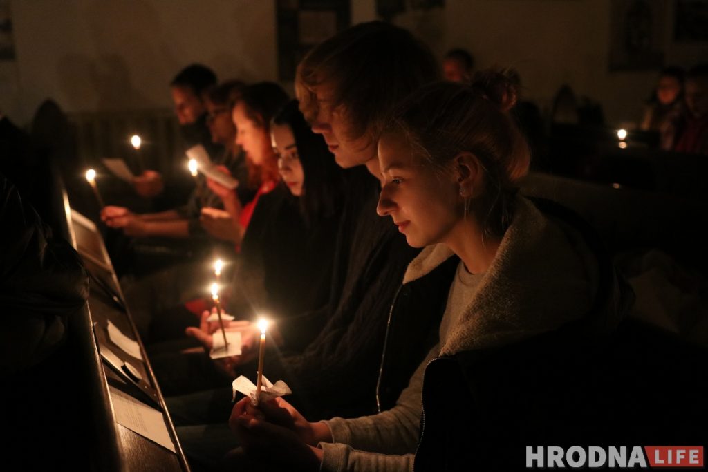Напярэдадні Раства гродзенскія лютэране сабраліся ў кірсе і праспявалі ў цемры "Ціхая ноч"