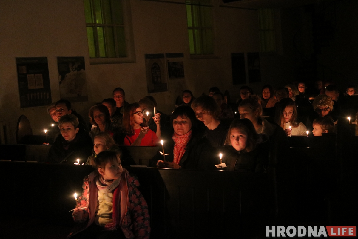 Напярэдадні Раства гродзенскія лютэране сабраліся ў кірсе і праспявалі ў цемры "Ціхая ноч"