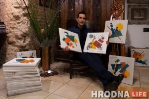 Калядная гісторыя пра супрэматызм і дабрачыннасць.  Аўстраліец набыў усе малюнкі з выставы дзіцячага хоспіса