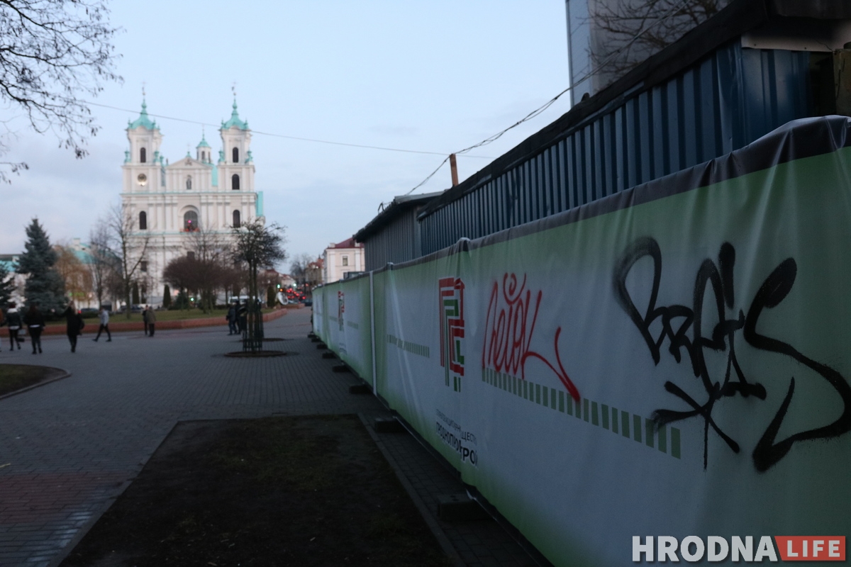 Фотафакт: хтосьці намаляваў на дамах на Замкавай дзіўныя надпісы Фотафакт: хтосьці намаляваў на дамах на Замкавай дзіўныя надпісы