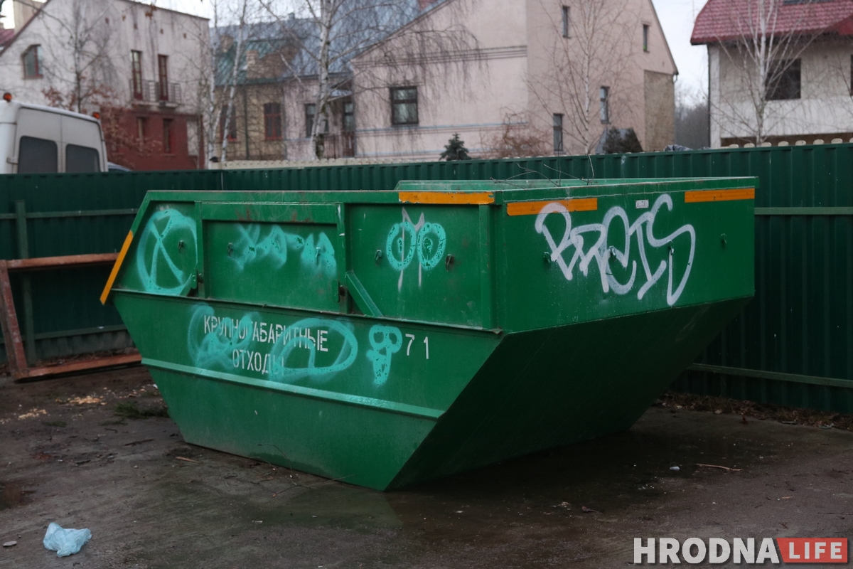 Фотафакт: хтосьці намаляваў на дамах на Замкавай дзіўныя надпісы Фотафакт: хтосьці намаляваў на дамах на Замкавай дзіўныя надпісы