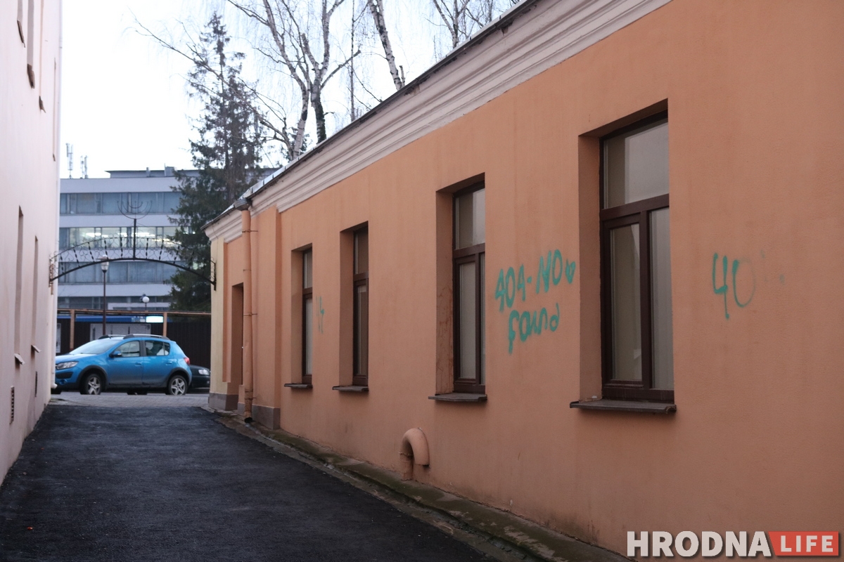 Фотафакт: хтосьці намаляваў на дамах на Замкавай дзіўныя надпісы Фотафакт: хтосьці намаляваў на дамах на Замкавай дзіўныя надпісы