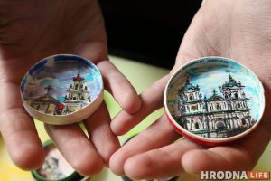 На донцы: гродзенец малюе славутасці горада на кубачках з-пад кавы