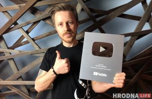 “Лихой топор” з Гродна атрымаў сярэбраную кнопку YouTube: як сталы з эпаксідкі набіраюць сотні тысяч праглядаў