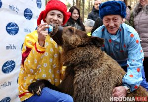 З блінамі і мядзведзіцай: у Гродне правялі зіму масавымі гуляннямі ў Пышках З блінамі і мядзведзіцай: у Гродне правялі зіму масавымі гуляннямі ў Пышках