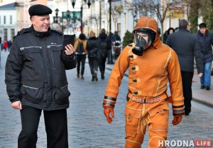 Фотафакт: Па Гродне шпацыраваў мужчына ў ахоўным касцюме