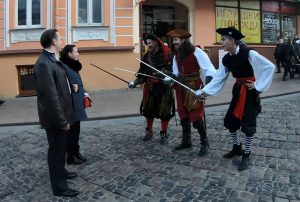 "Дэнсхол танцуюць не толькі дзяўчаты". Оля Лета танцуе на даху гандлёвага дома "Нёман"