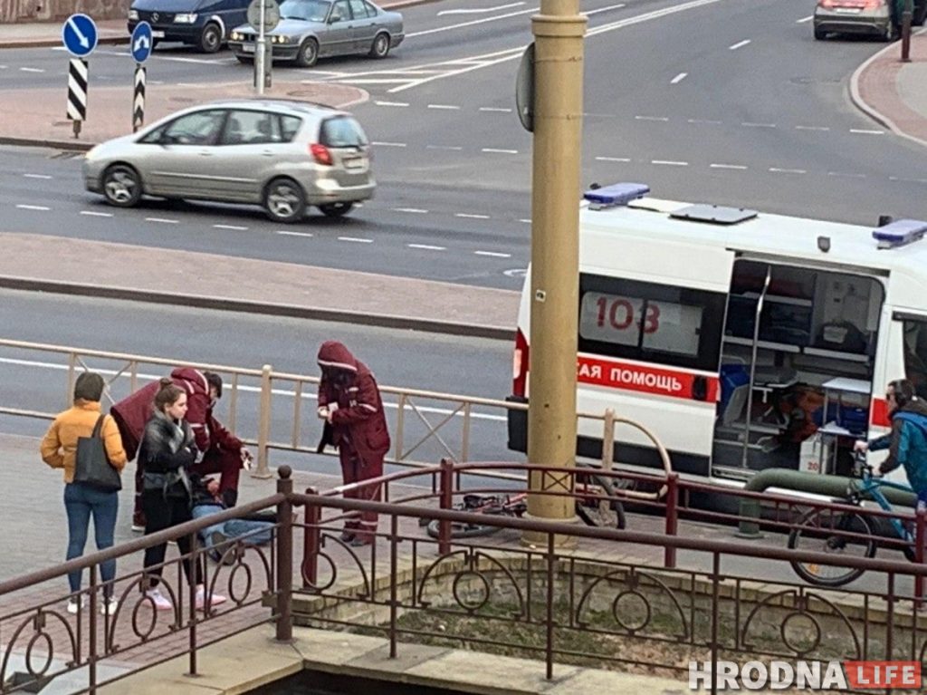 Каля Старога моста сур'ёзна пацярпеў веласіпедыст. Ён стукнуўся аб слуп і ўпаў