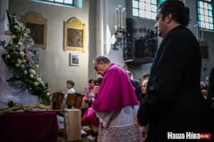 У касцёлах Беларусі адмяняецца цалаванне крыжа і пацісканне рук У касцёлах Беларусі адмяняецца цалаванне крыжа і пацісканне рук