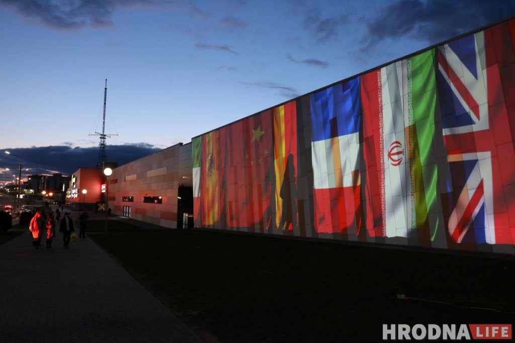 Словы падзякі медыкам усяго свету з'явіліся на фасадзе "OldCity"