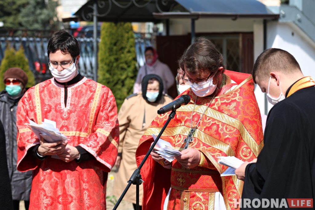 Литургия в Покровском соборе прошла на улице. Священники были в масках