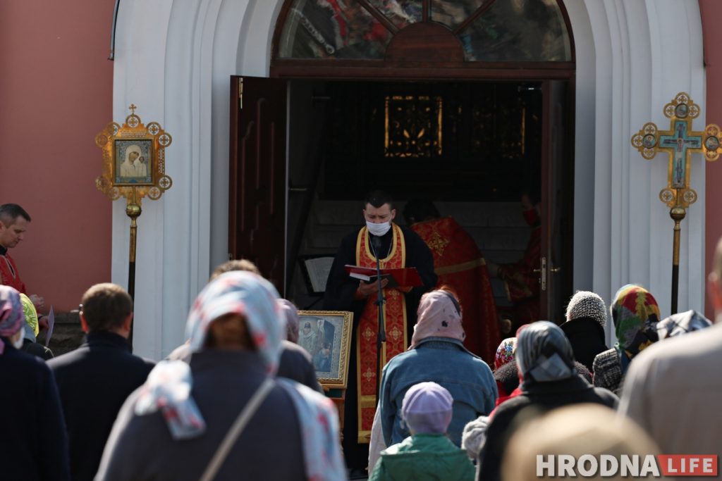Литургия в Покровском соборе прошла на улице. Священники были в масках