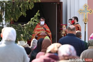 Літургія ў Пакроўскім саборы прайшла на вуліцы. Святары былі ў масках