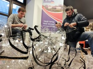 Галоўны лекар кажа дзяржСМІ, што абарона для медыкаў ёсць. Шараговыя супрацоўнікі паведамляюць пра недахоп Галоўны лекар кажа дзяржСМІ, што абарона для медыкаў ёсць. Шараговыя супрацоўнікі паведамляюць пра недахоп