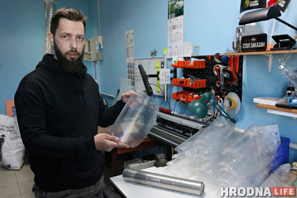 "Урачы на ​​перадавой, нам трэба іх абараніць". Як гродзенцы робяць для медыкаў ахоўныя экраны