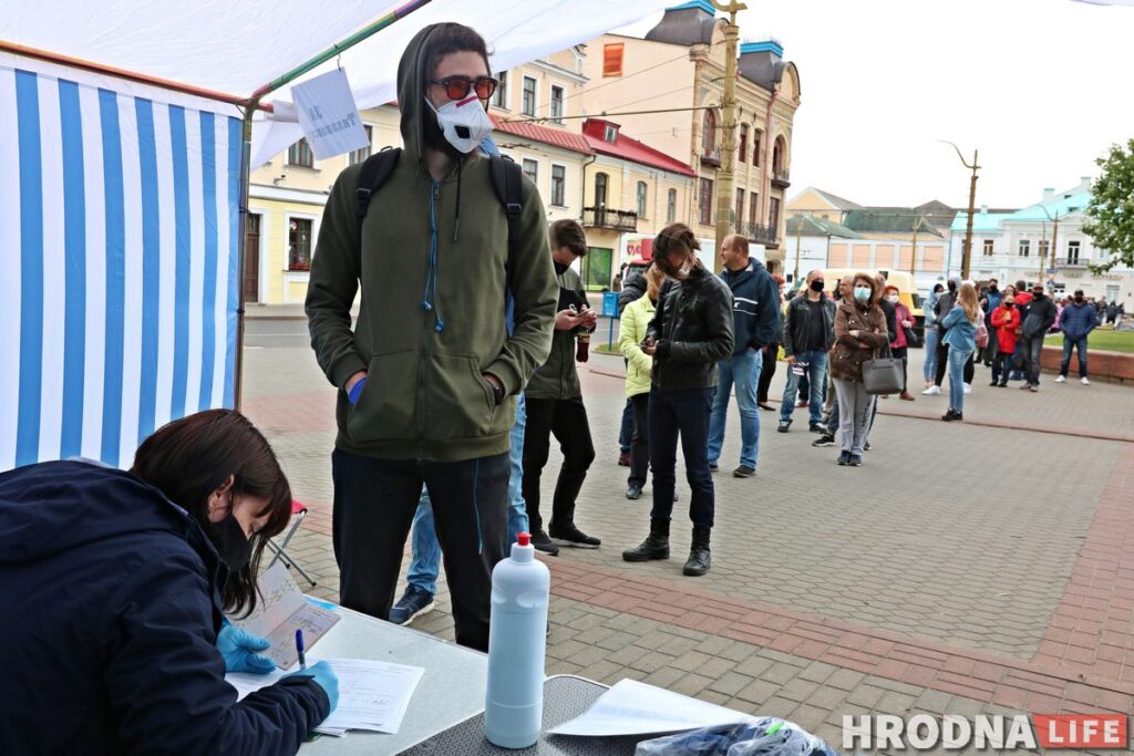 Гродзенцы прыходзяць падпісацца за Ціханоўскую, нягледзячы на ​​затрыманні